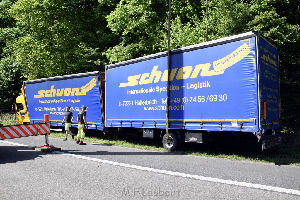 LKW in Boeschung A 3 Rich Frankfurt Hoehe Roesrath Lohmar P094.JPG - Miklos Laubert